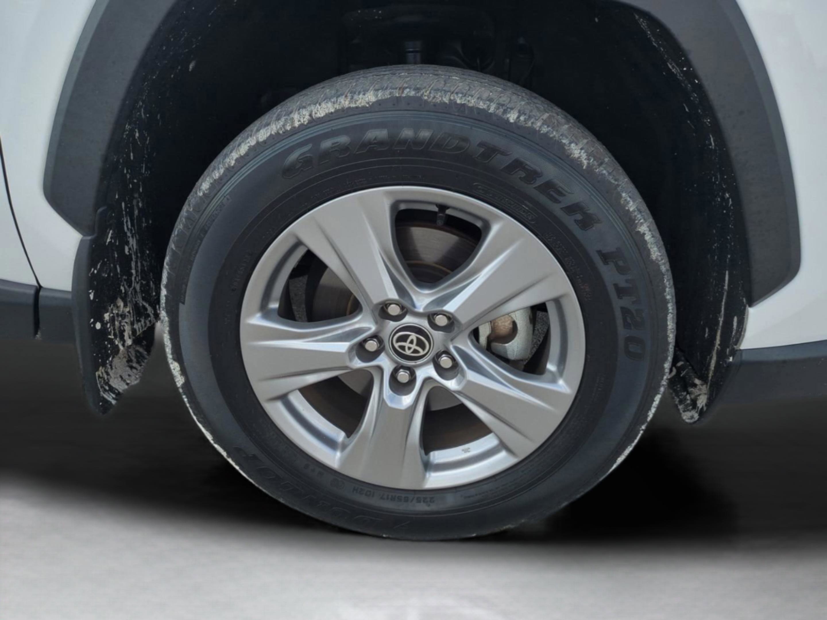 2024 Toyota RAV4 XLE photo 9