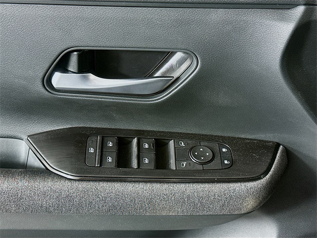 2025 Nissan Kicks SV photo 18