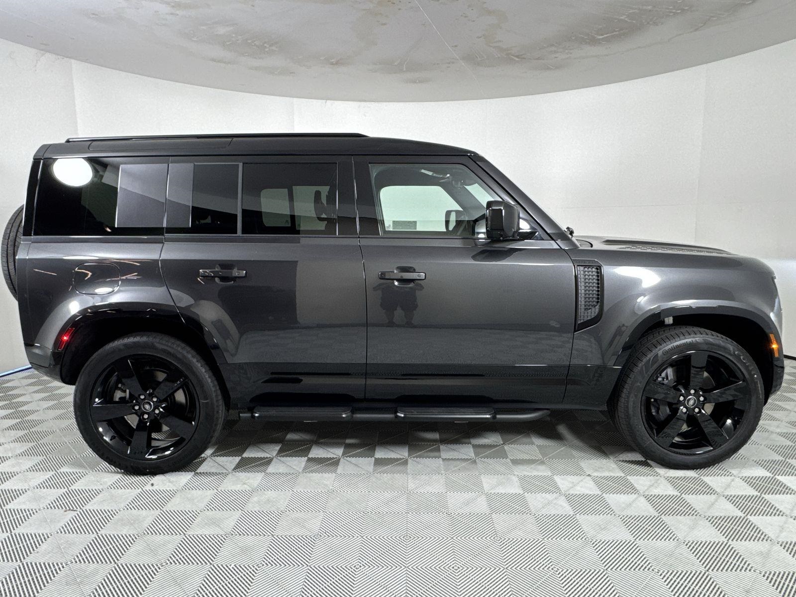 2025 Land Rover Defender 110 X-Dynamic SE photo 6