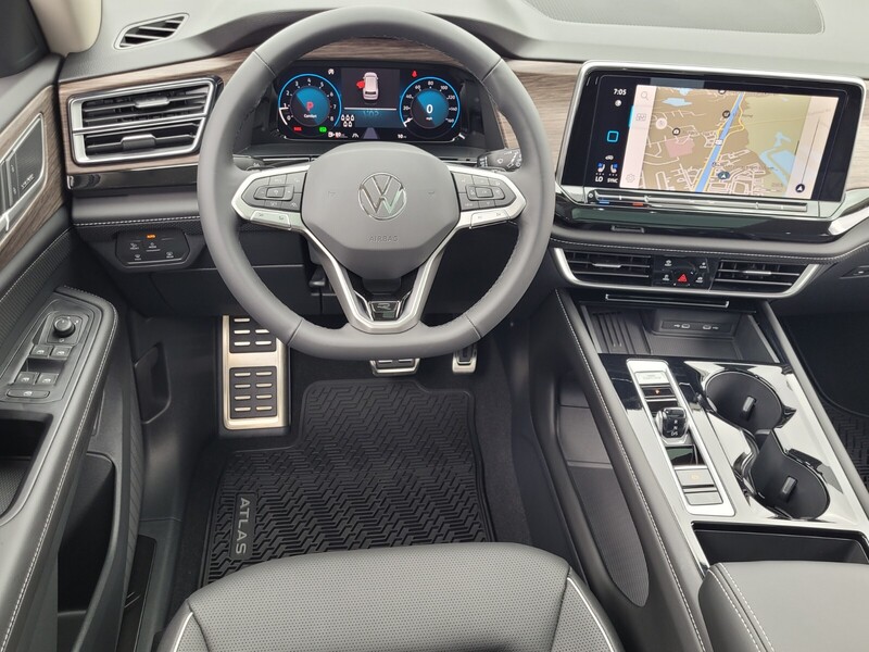 2026 Volkswagen Atlas SEL Premium R-Line photo 5