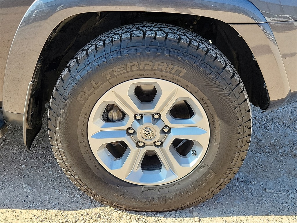 2017 Toyota 4Runner SR5 photo 14