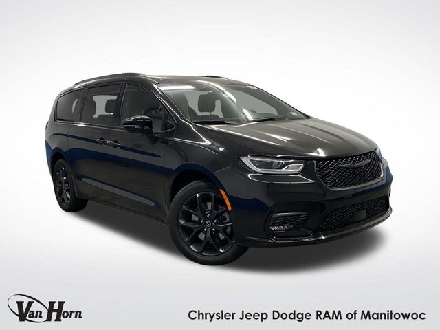 2026 Chrysler Pacifica Select's photo