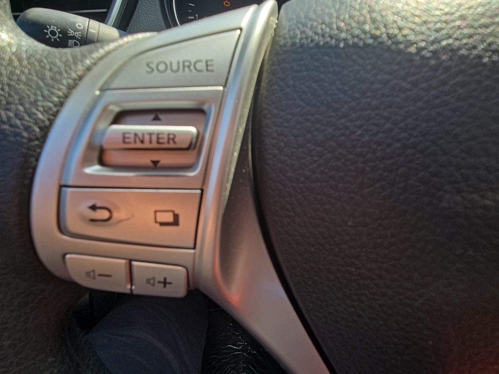 2016 Nissan Rogue SV photo 24