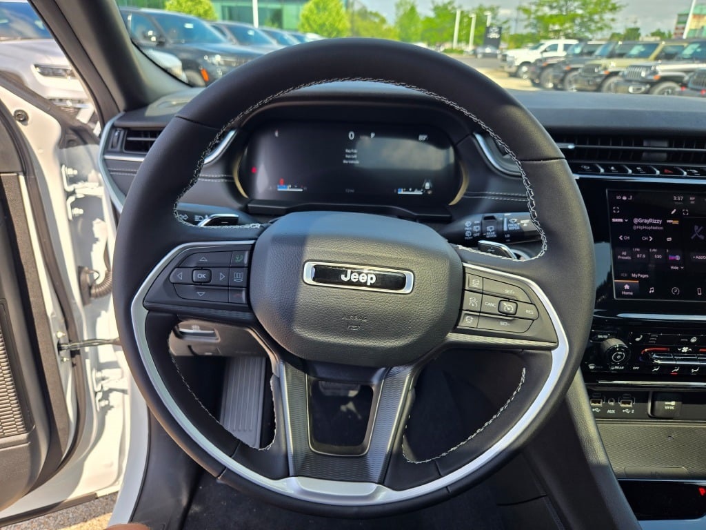 2025 Jeep Grand Cherokee Laredo photo 28