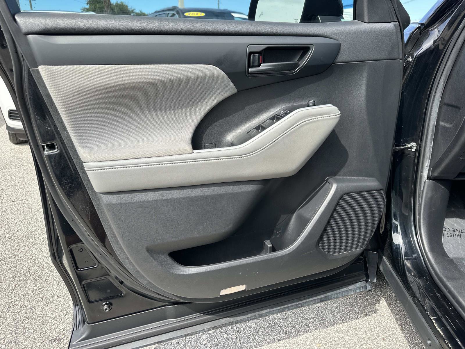 2022 Toyota Highlander LE photo 15