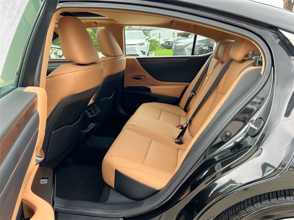 2025 Lexus ES 350 photo 18