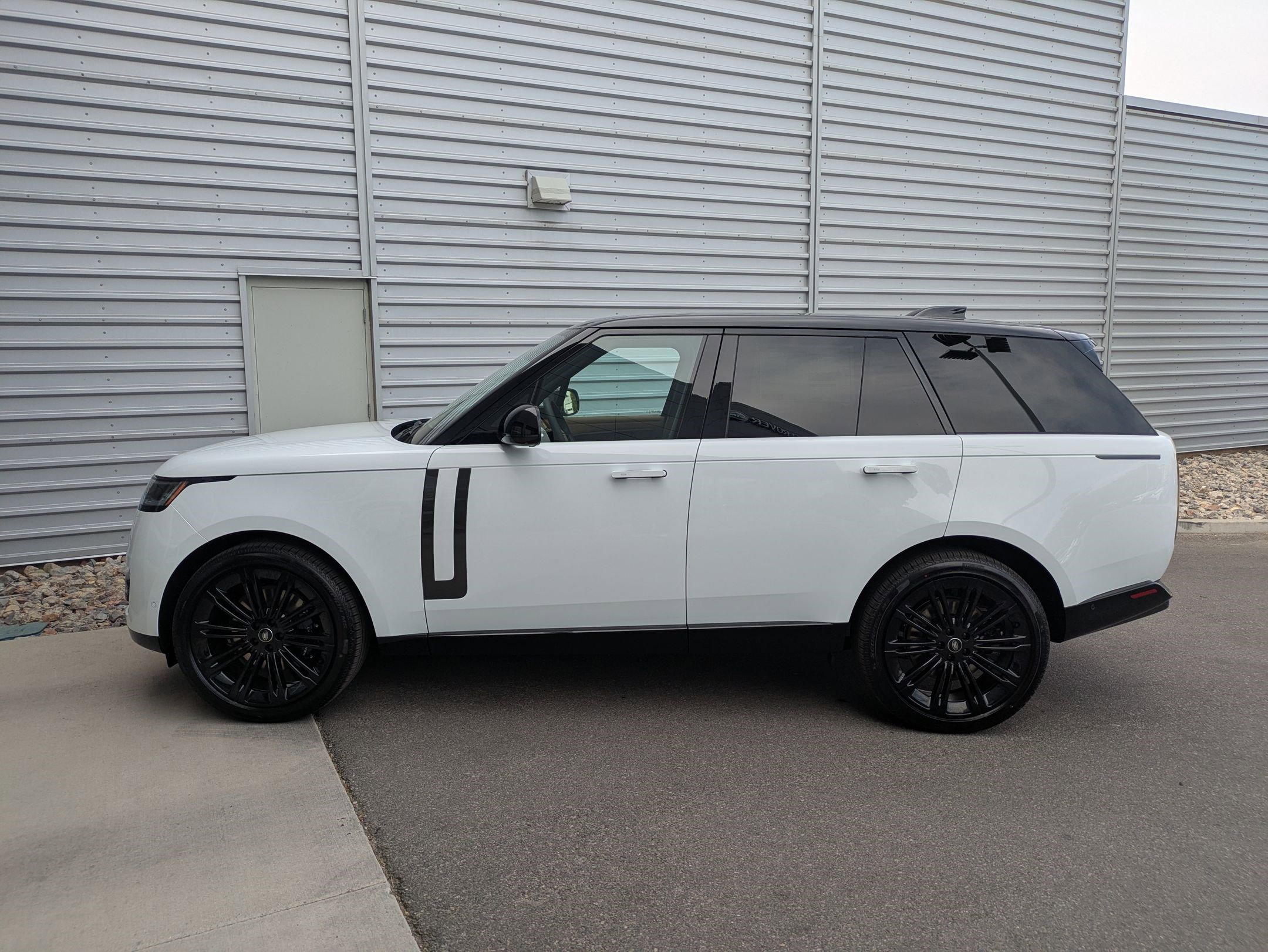 2025 Land Rover Range Rover SE photo 2