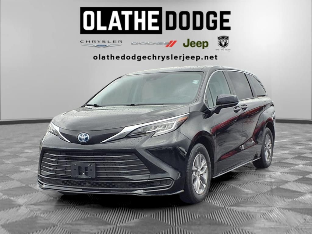 2023 Toyota Sienna LE's photo