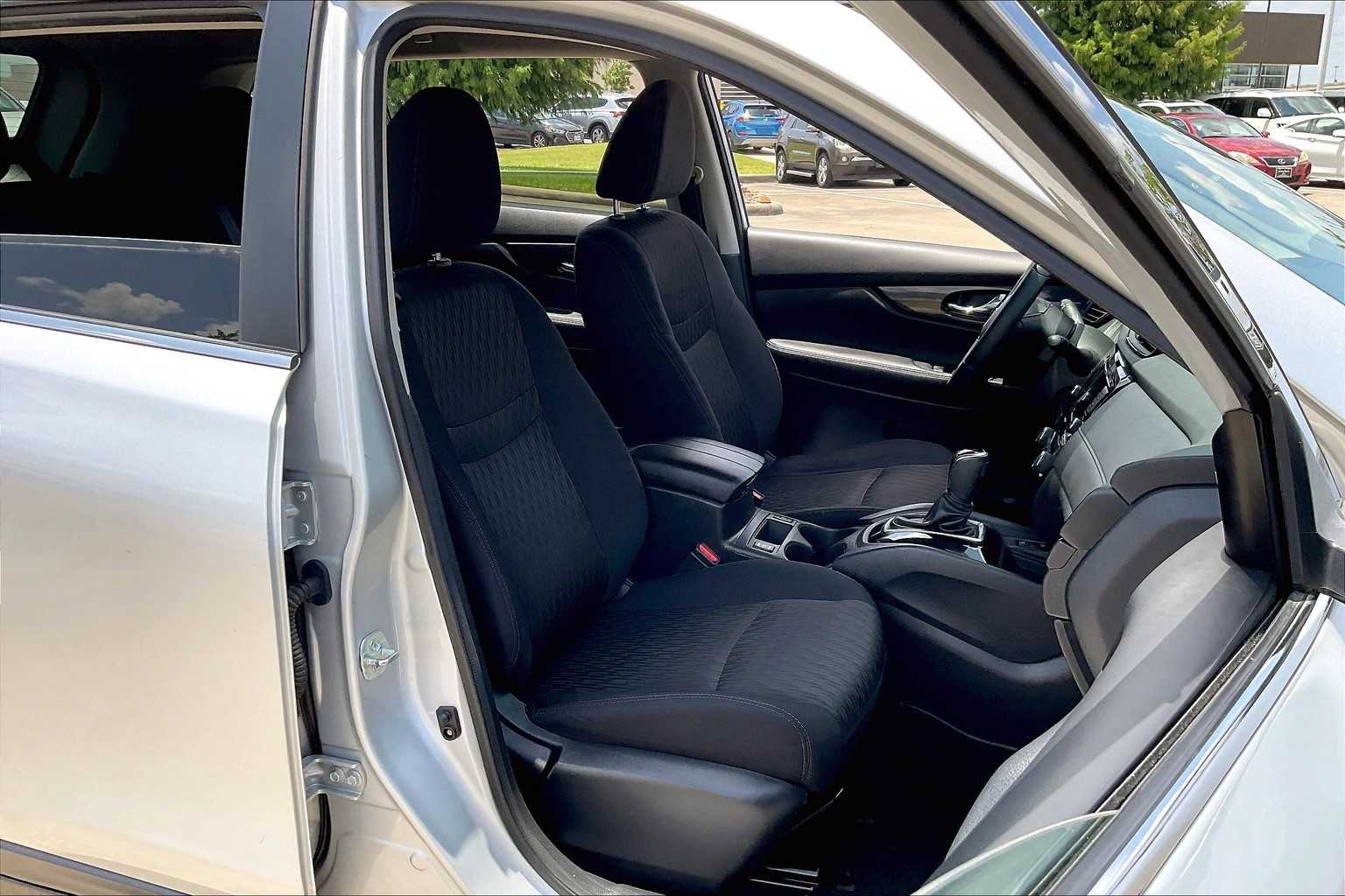 2019 Nissan Rogue SV photo 7