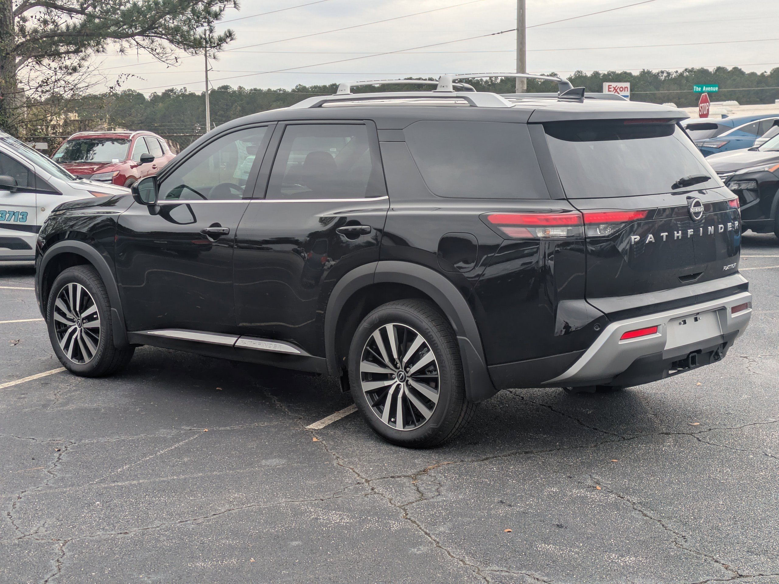 2025 Nissan Pathfinder Platinum photo 3