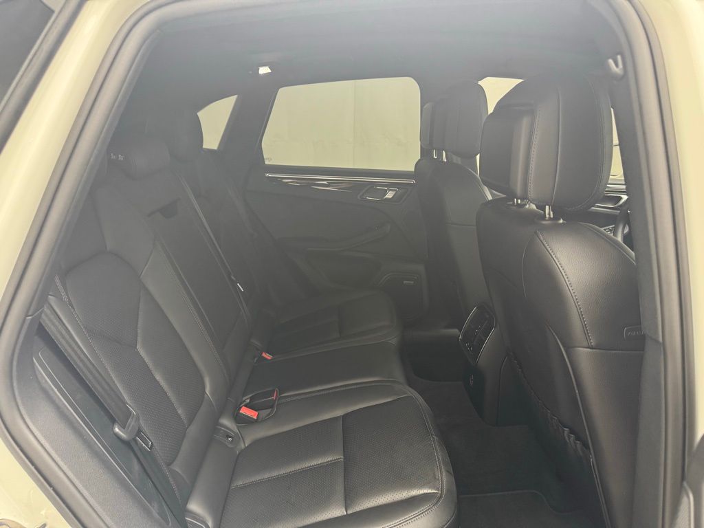 2022 Porsche Macan Base photo 19