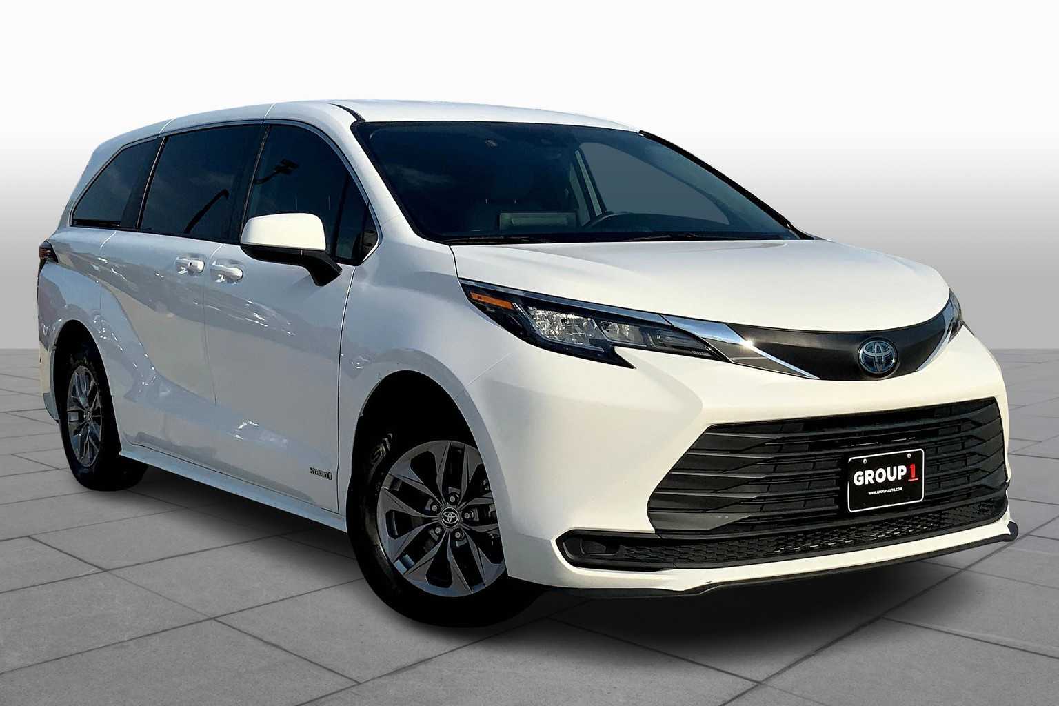 2021 Toyota Sienna LE photo 2