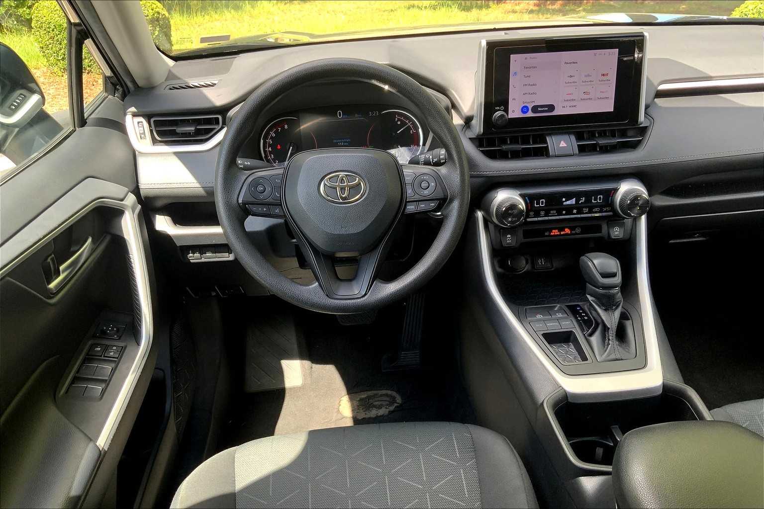 2023 Toyota RAV4 XLE photo 5