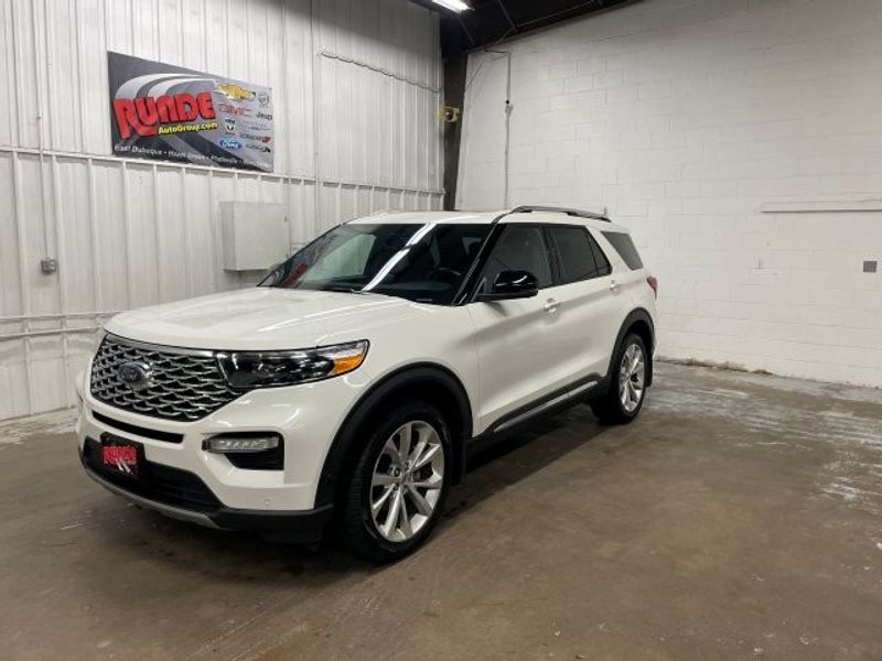 2022 Ford Explorer Platinum's photo