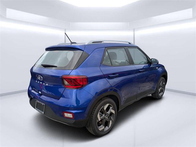 2025 Hyundai Venue SEL photo 2