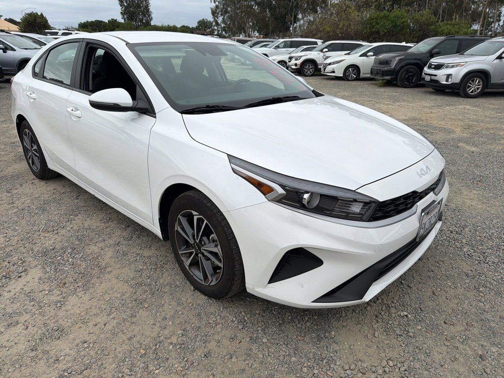 2024 Kia Forte LXS photo 2