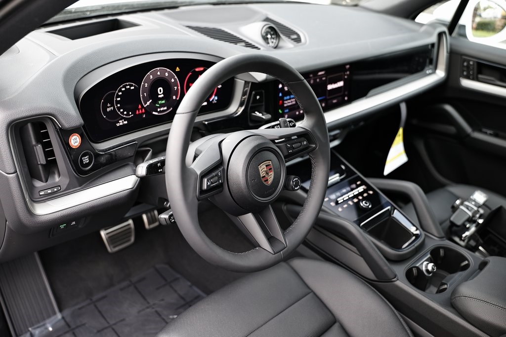 2025 Porsche Cayenne S E-Hybrid photo 4
