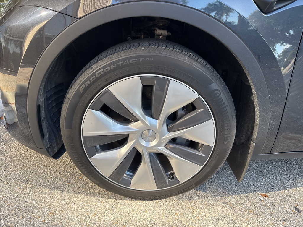 2024 Tesla Model Y Long Range photo 11