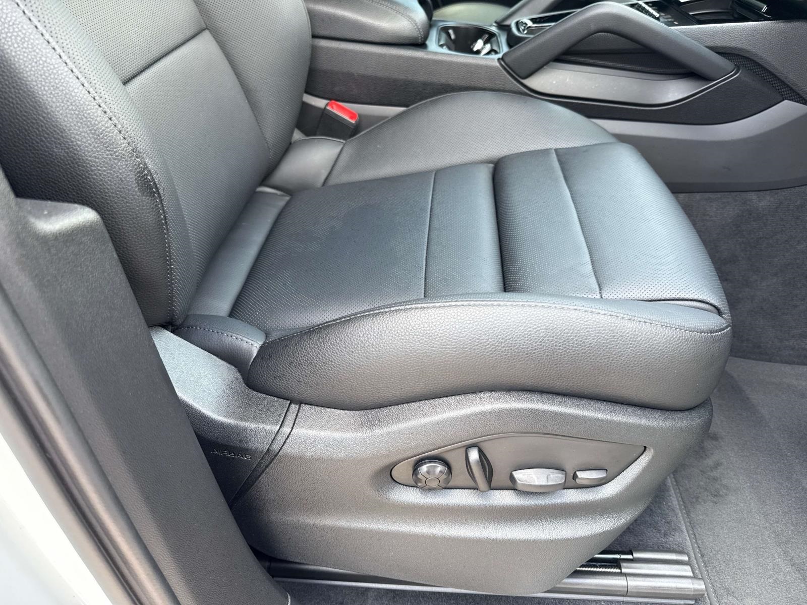 2024 Porsche Cayenne Base photo 13