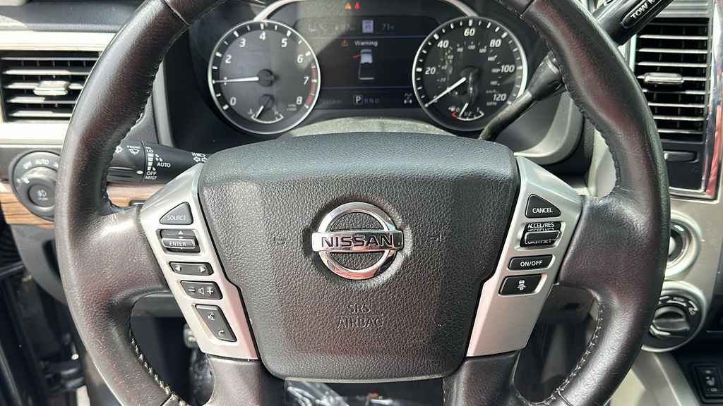 2021 Nissan Titan SL photo 14