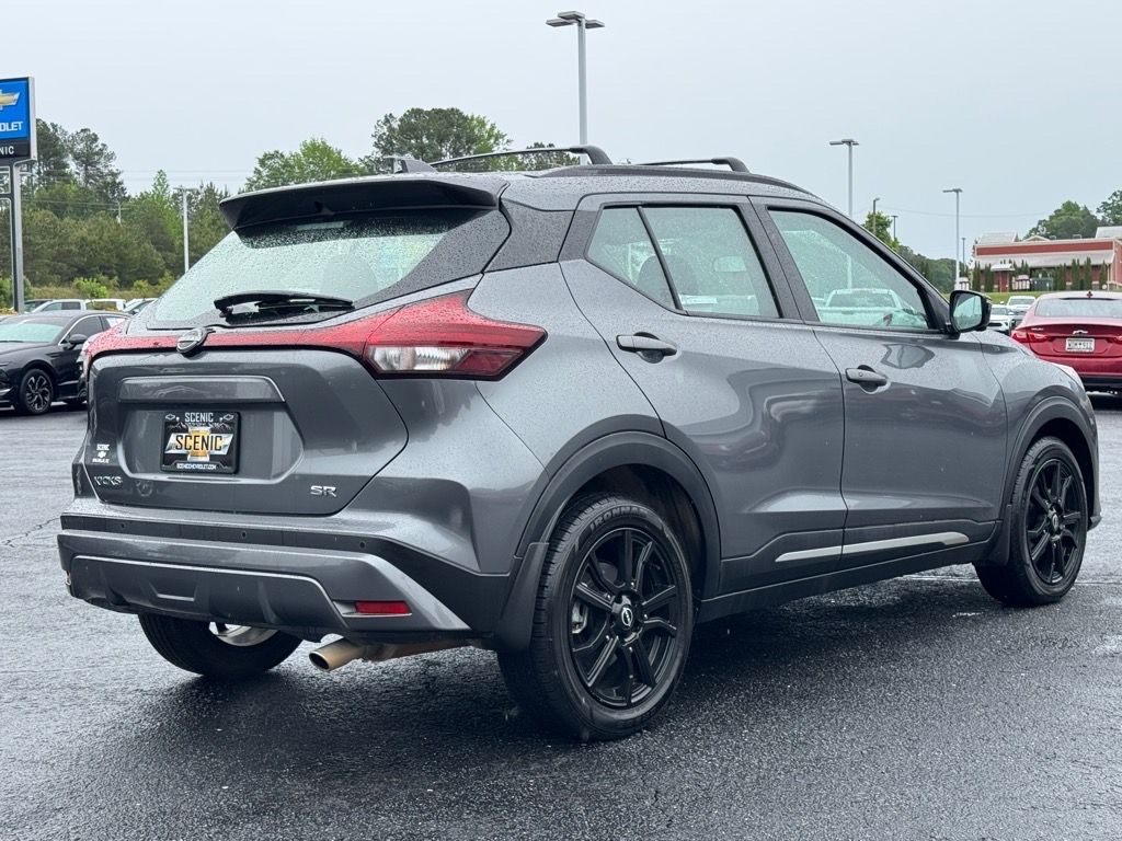 2022 Nissan Kicks SR photo 2