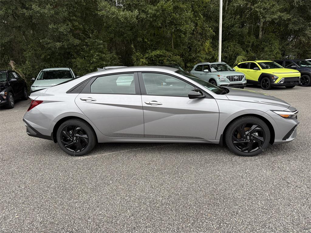 2026 Hyundai Elantra SEL Sport photo 2