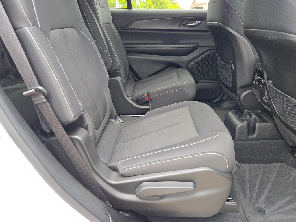 2024 Jeep Grand Cherokee Laredo photo 10