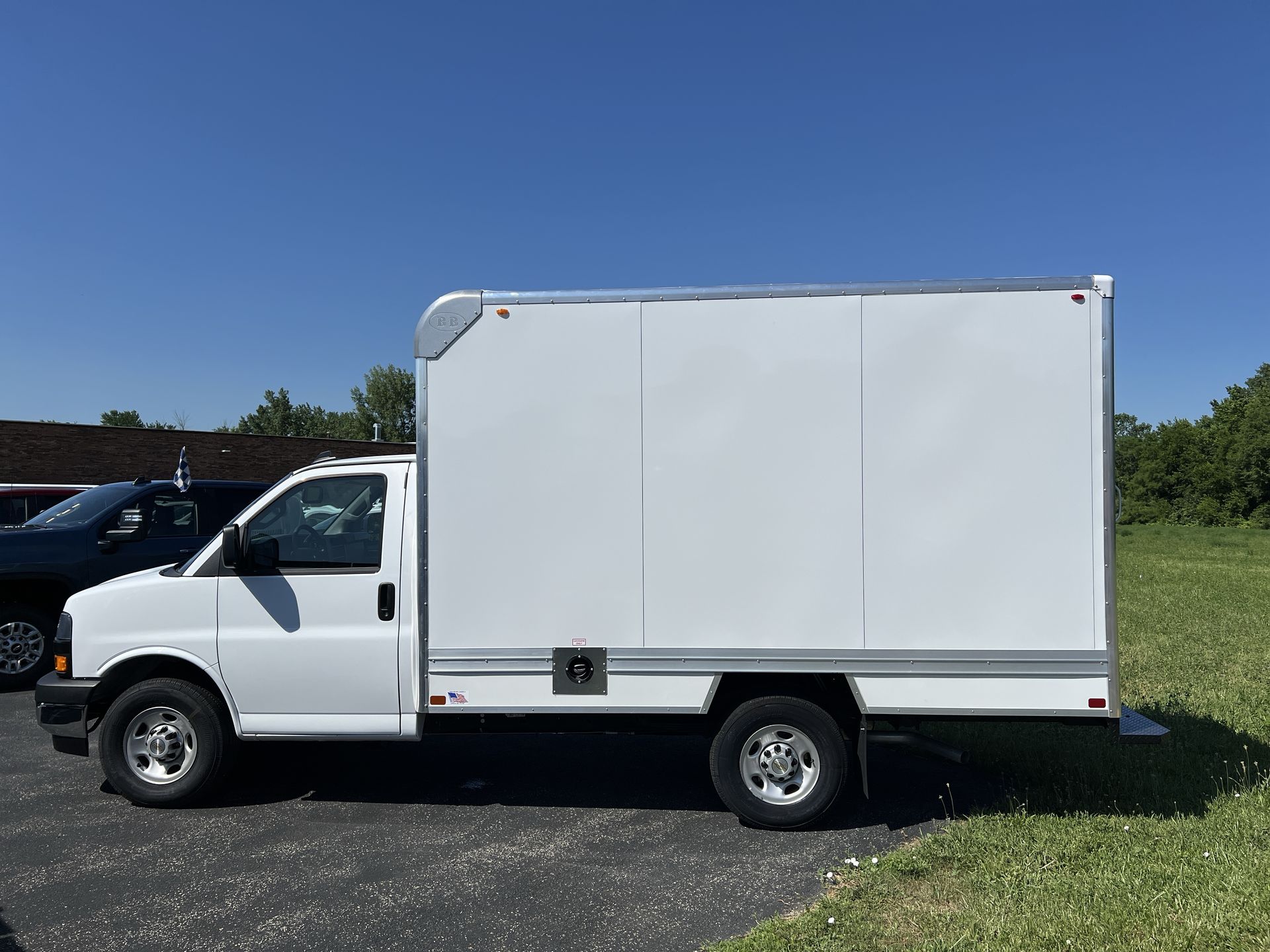2025 Chevrolet Express Cutaway 3500 photo 2