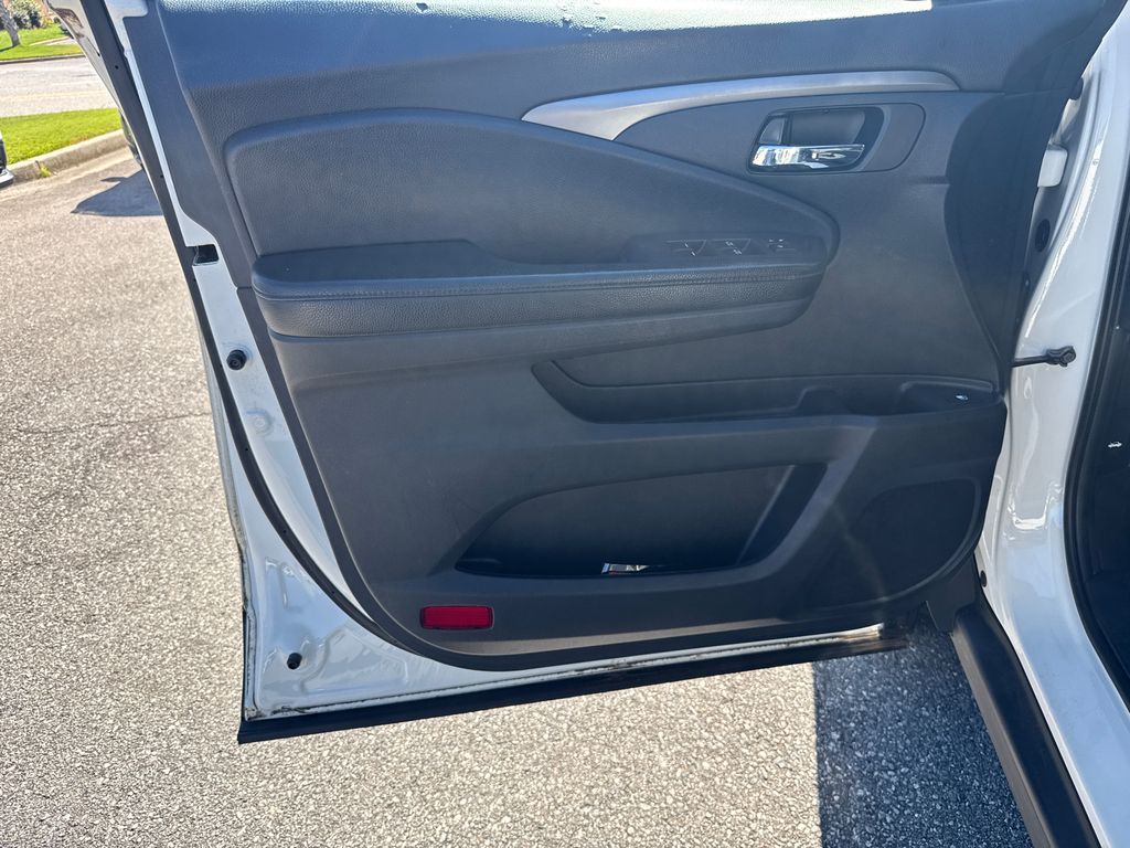 2019 Honda Pilot LX photo 11