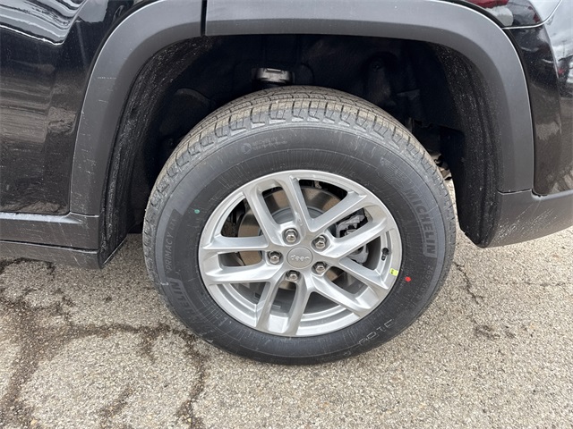 2025 Jeep Grand Cherokee Laredo photo 6