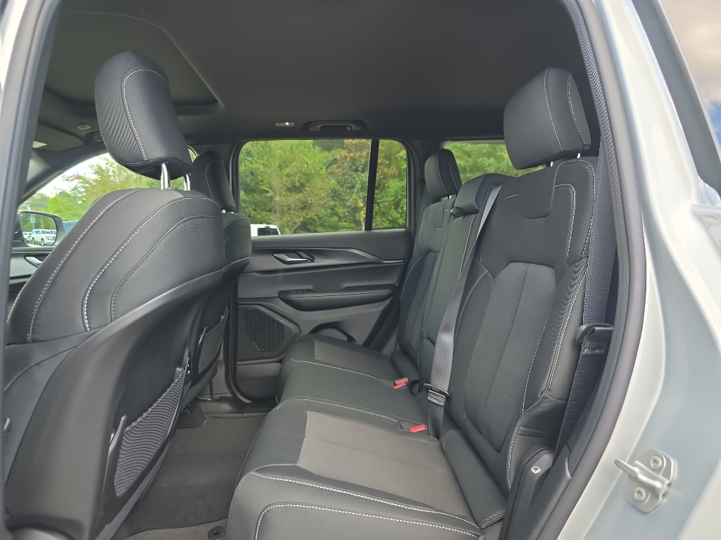 2025 Jeep Grand Cherokee Laredo X photo 22