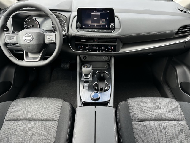 2025 Nissan Rogue SV photo 5