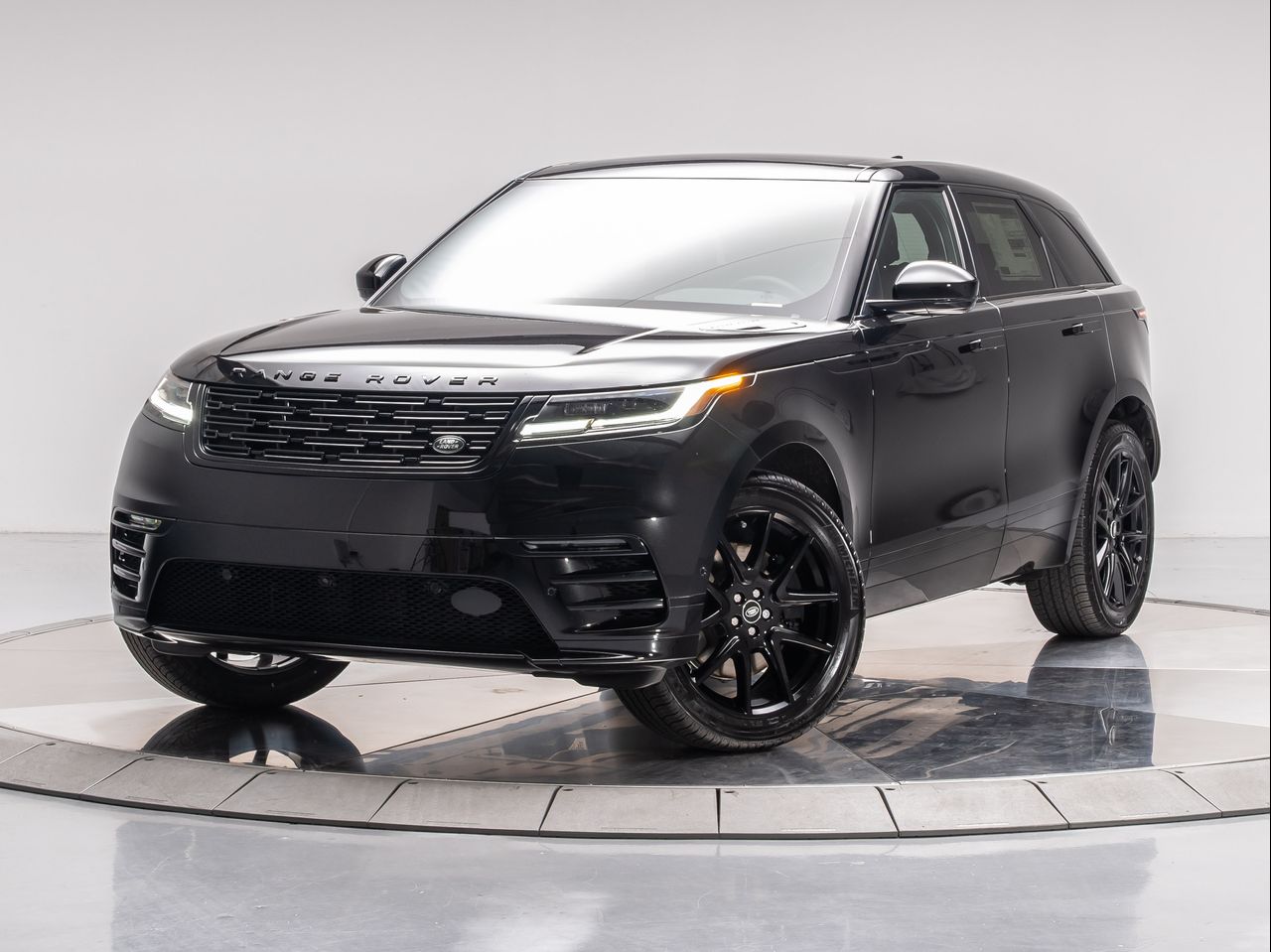 2026 Land Rover Range Rover Velar Dynamic SE's photo