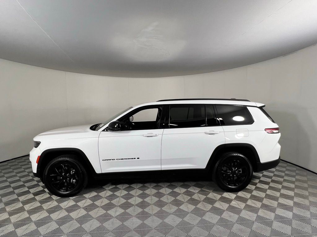 2024 Jeep Grand Cherokee Altitude photo 2