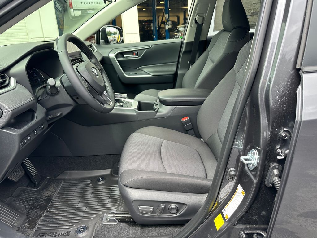 2025 Toyota RAV4 Hybrid XLE photo 8