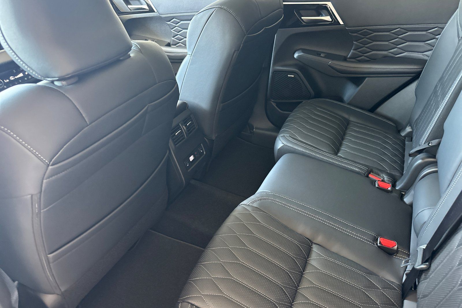 2025 Mitsubishi Outlander SEL photo 11