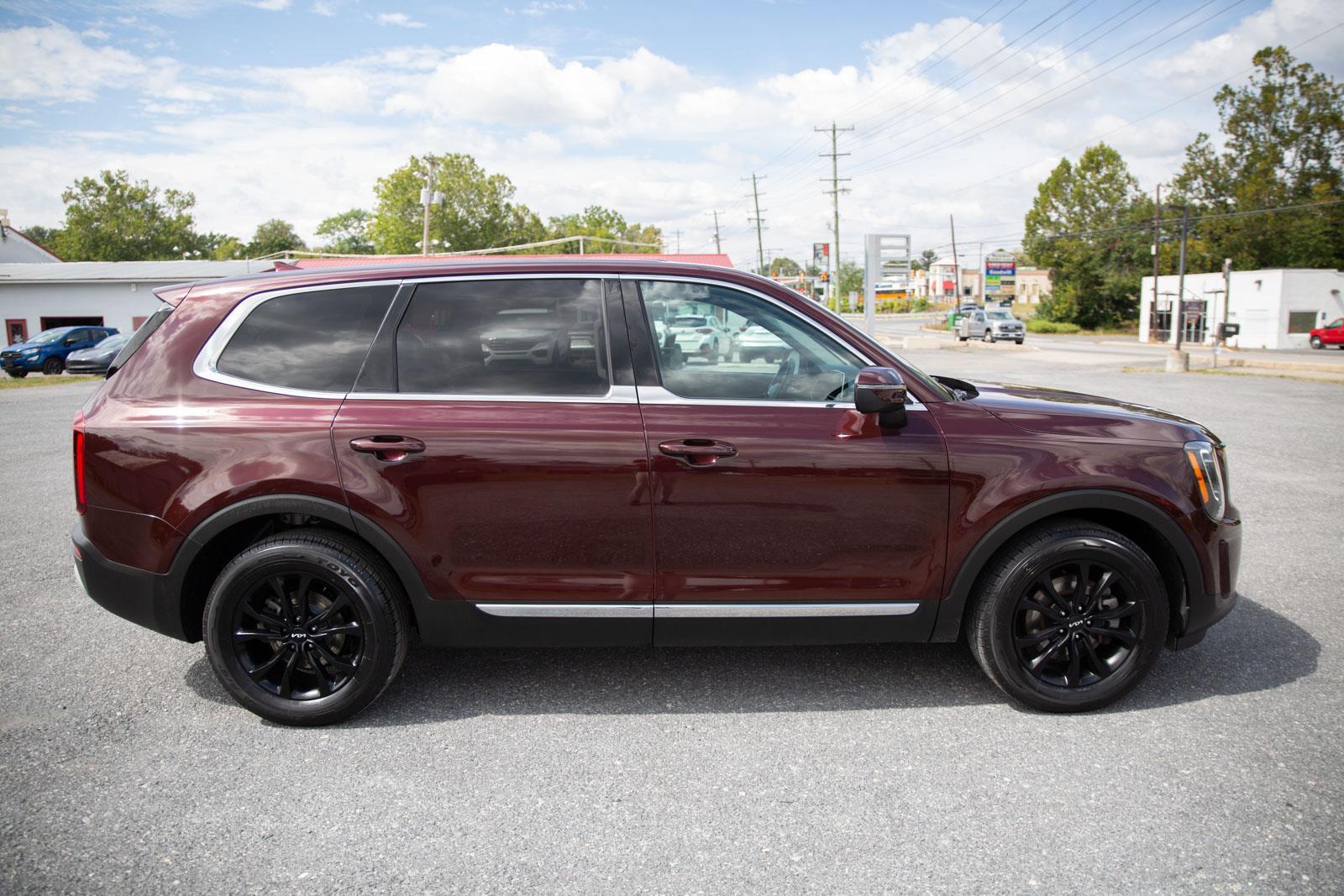 2022 Kia Telluride LX photo 2