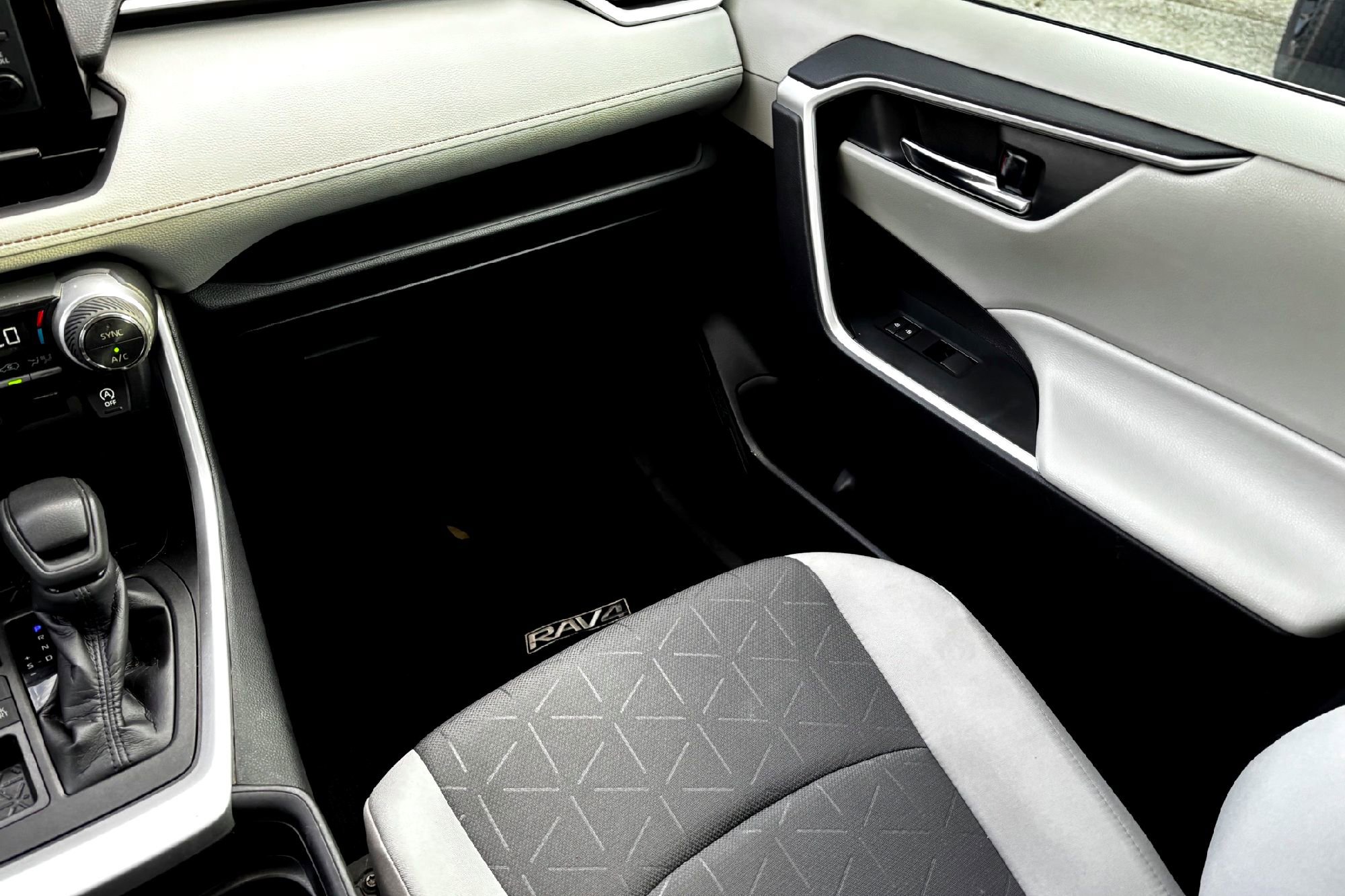 2021 Toyota RAV4 XLE photo 19