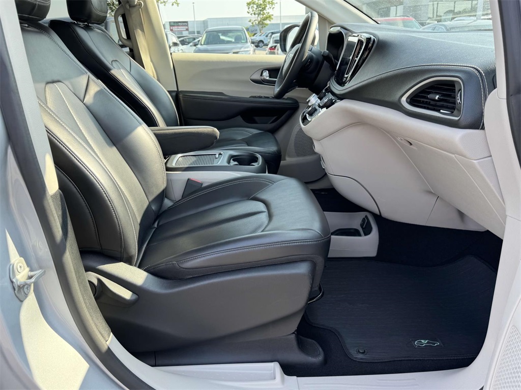 2023 Chrysler Pacifica Touring L photo 16
