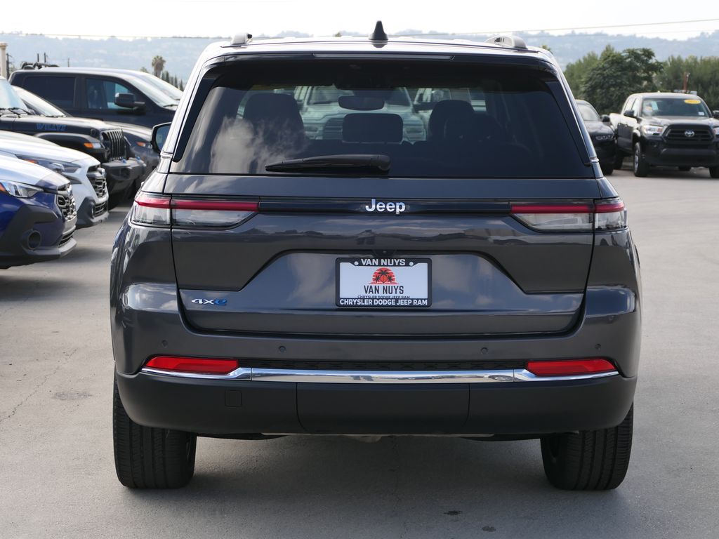 2024 Jeep Cherokee Base photo 2