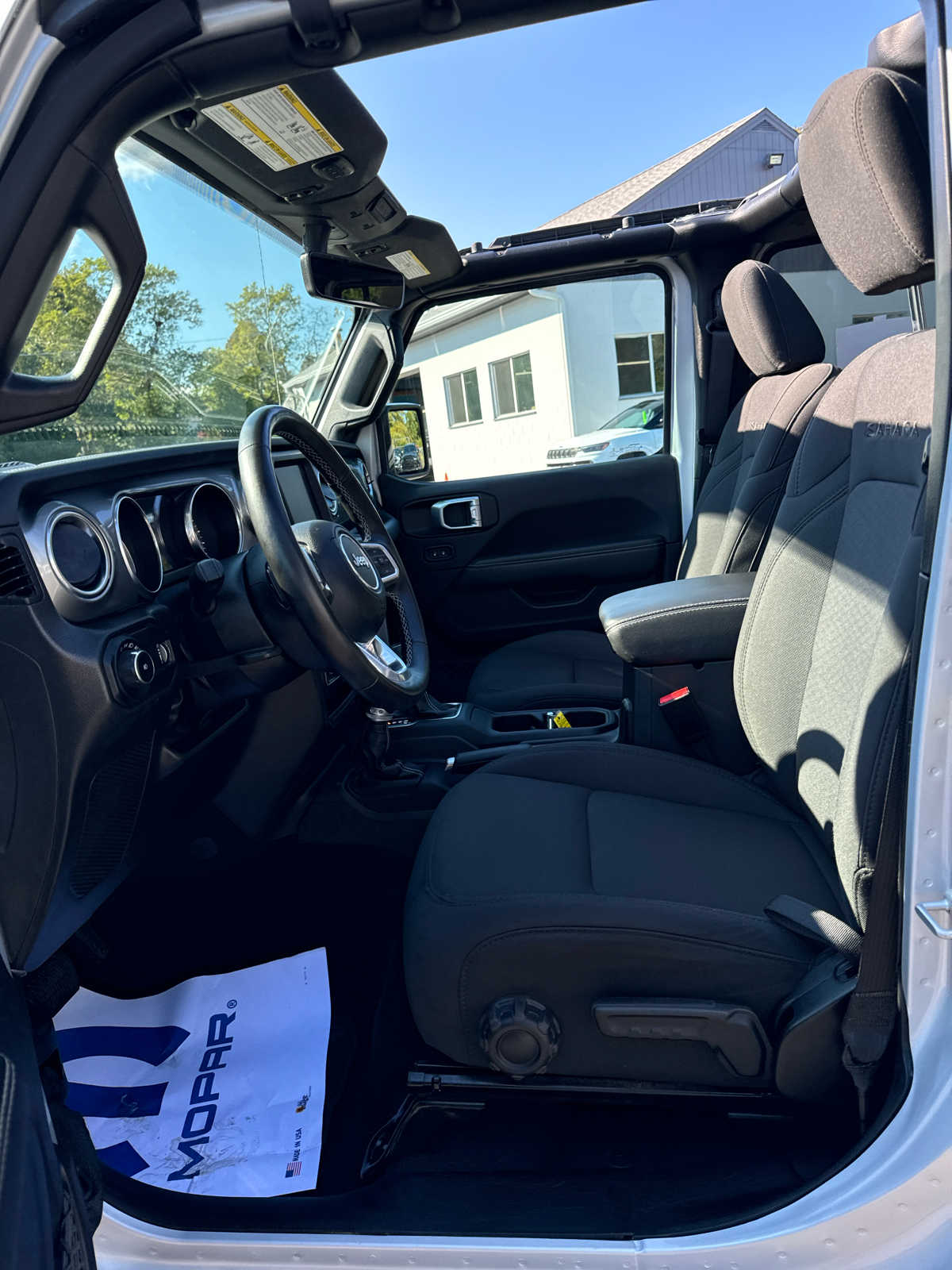 2023 Jeep Wrangler Sahara photo 8