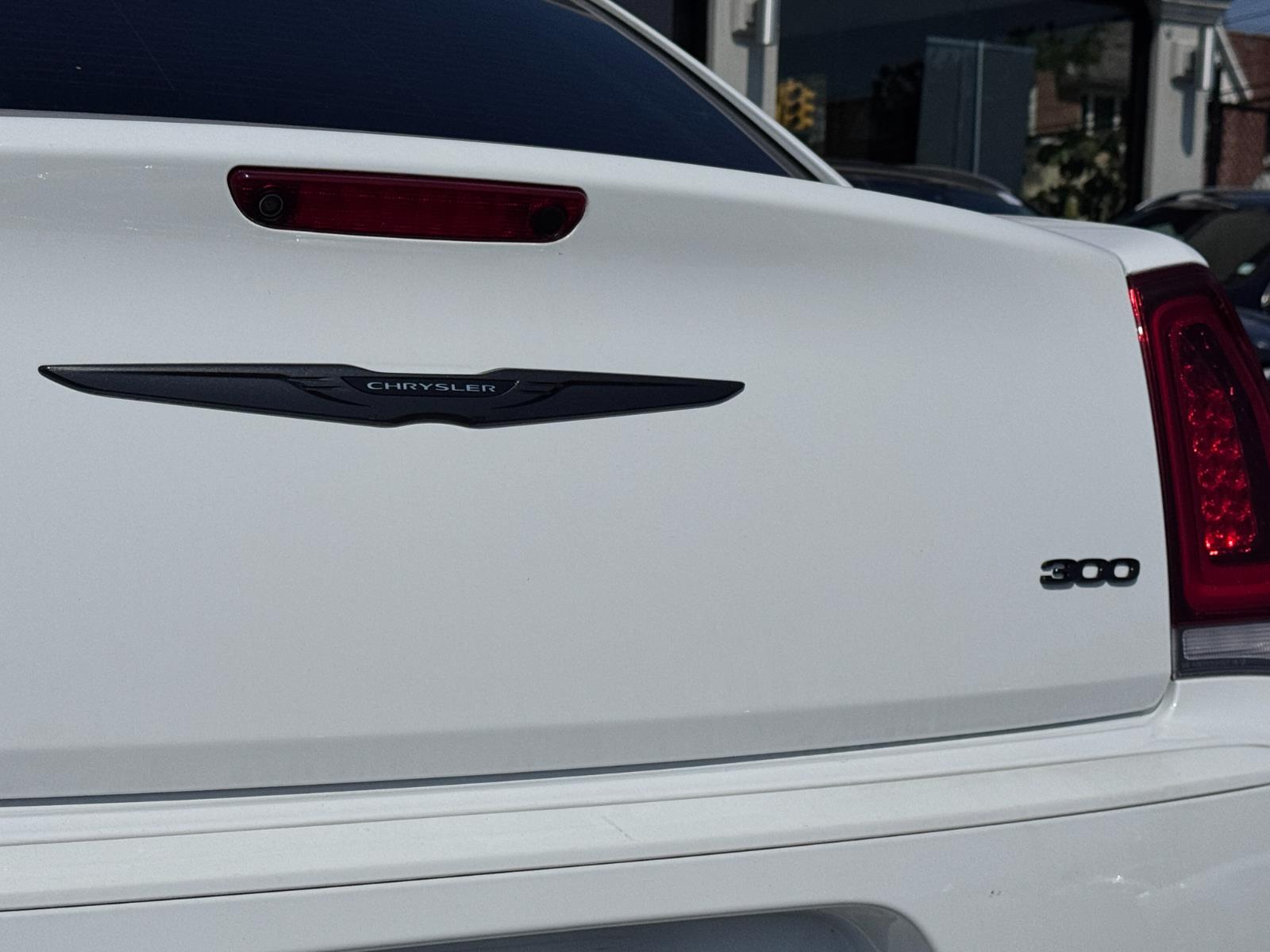 2022 Chrysler 300 Touring L photo 4