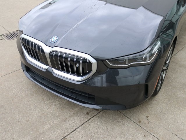 New 2024 Dark Graphite Metallic BMW eDrive40 image 3