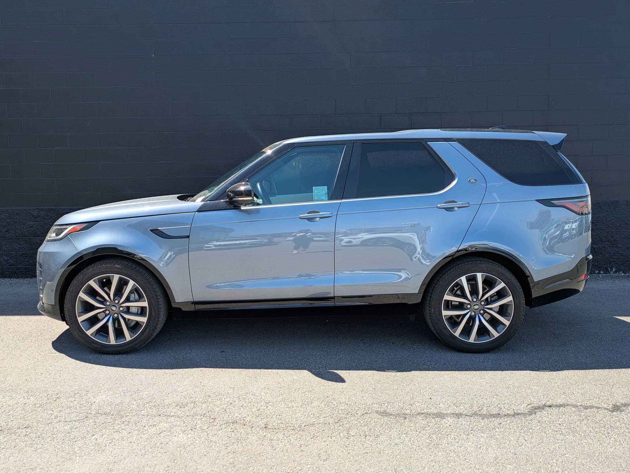 2023 Land Rover Discovery P300 S S R-Dynamic photo 7
