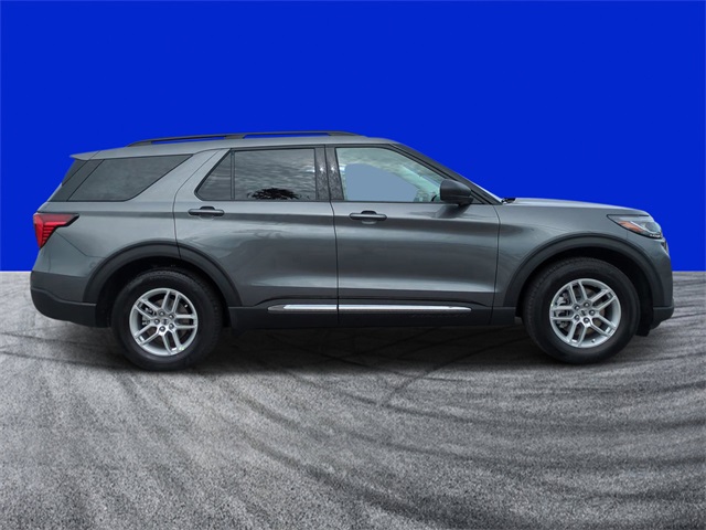 2025 Ford Explorer photo 2