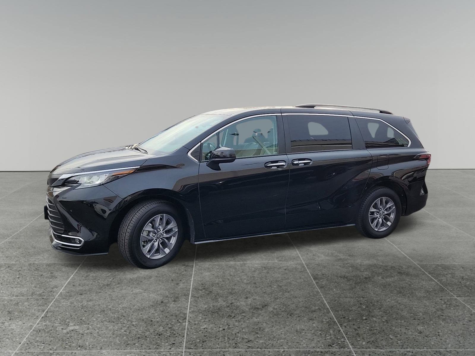 2023 Toyota Sienna XLE photo 4