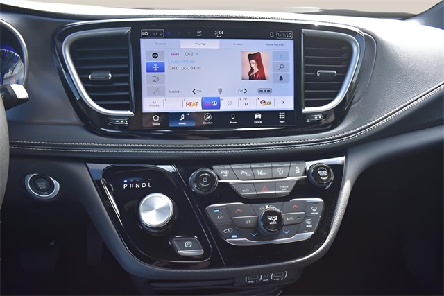 2025 Chrysler Pacifica photo 18