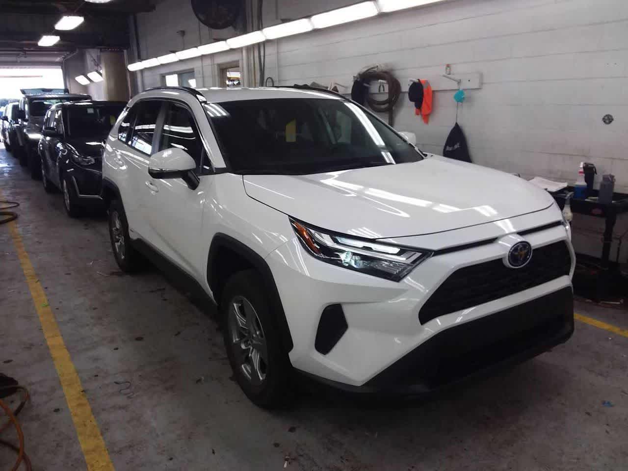 2024 Toyota RAV4 Hybrid XLE photo 2