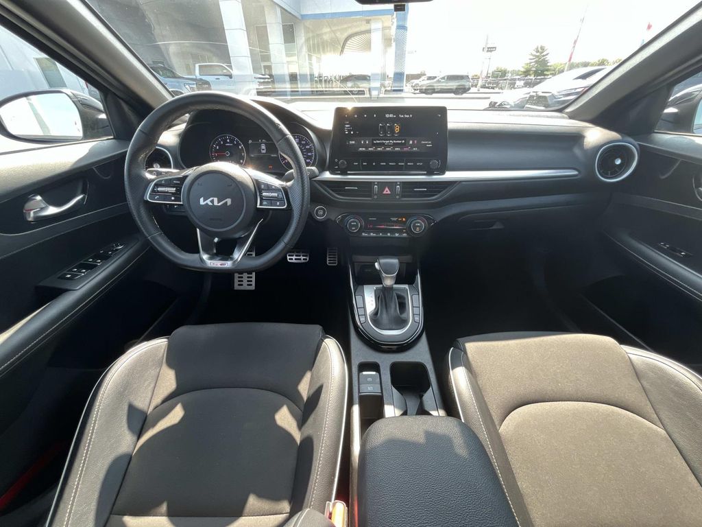 2022 Kia Forte GT-Line photo 11