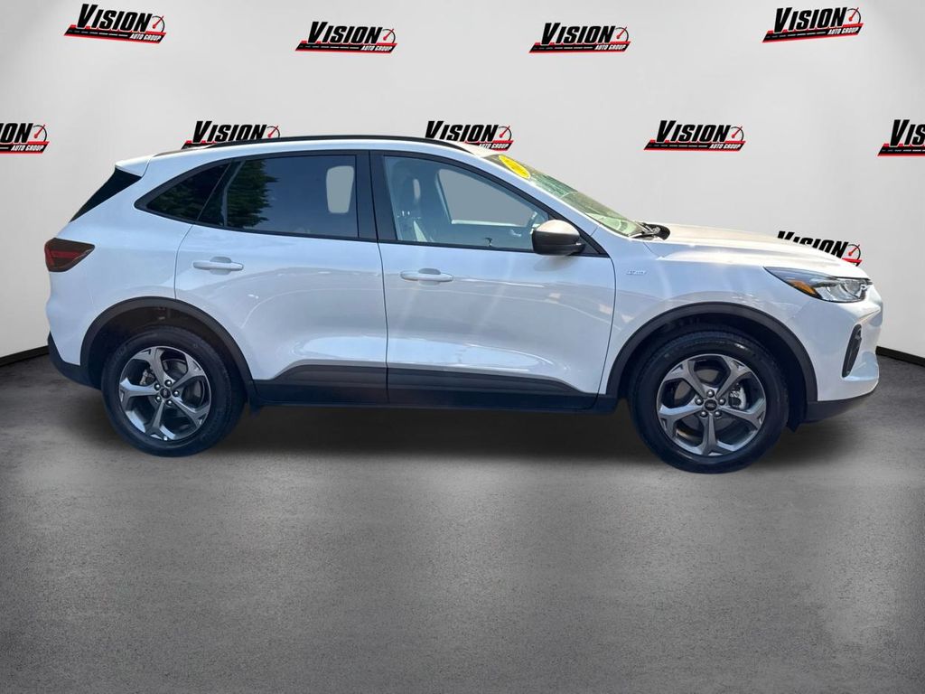 2025 Ford Escape ST-Line photo 4